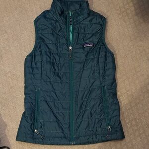 Patagonia green lightweight down vest Women XS